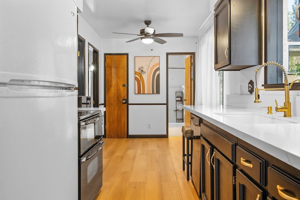 Cabana superluxo, 2 quartos, vista para a montanha | Cozinha privada | Geladeira, micro-ondas, fogão, cooktop