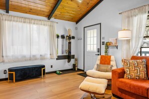 Cabaña de lujo, 2 habitaciones, vista a la montaña | Área de sala de estar | Smart TV de 50 pulgadas con canales digitales, chimenea y Netflix 