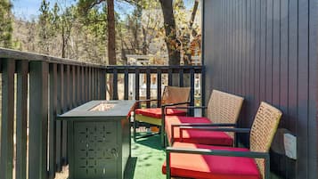 Luxury Cabin, 2 Bedrooms, Mountain View | Terrace/patio