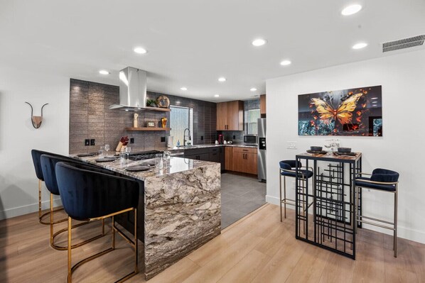 Refrigerador, microondas, horno, placa de cocina