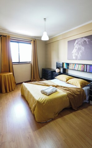 3 habitaciones, tabla de planchar con plancha, wifi y ropa de cama 