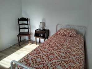 2 bedrooms, iron/ironing board, bed sheets