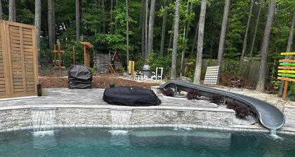 Soothing 4-bedroom house with AC and pool with slide in charming Creedmoor