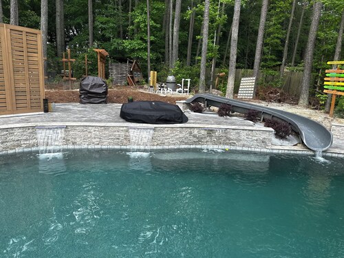 Soothing 4-bedroom house with AC and pool with slide in charming Creedmoor