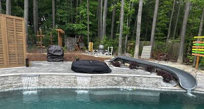 Soothing 4-bedroom house with AC and pool with slide in charming Creedmoor