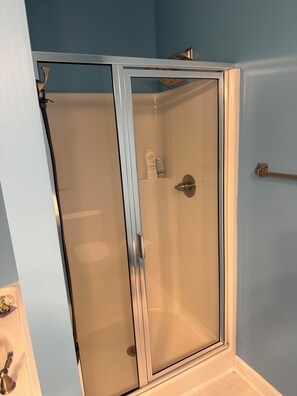 SĂšche-cheveux, serviettes fournies, savon, papier toilette