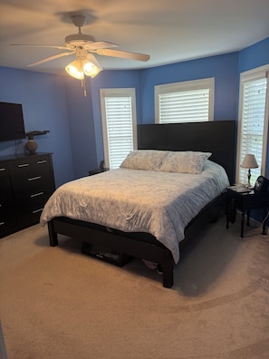 4 bedrooms, iron/ironing board, WiFi, bed sheets