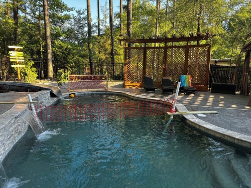 Soothing 4-bedroom house with AC and pool with slide in charming Creedmoor