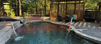 Soothing 4-bedroom house with AC and pool with slide in charming Creedmoor