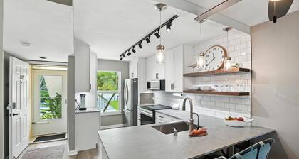Gorgeous water view 2-bedroom condo minutes from Marco Island