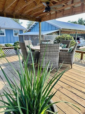 Outdoor dining - The Blue Heron - Lake View near Music Park (Live Oak)