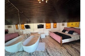 2 bedrooms, internet, bed sheets