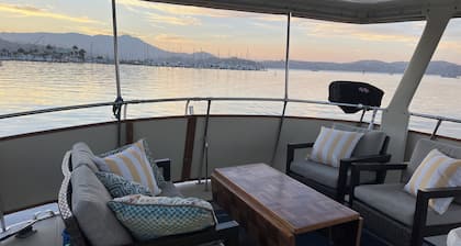 Sausalito Floating Gem: A Charming Stay by the Bay