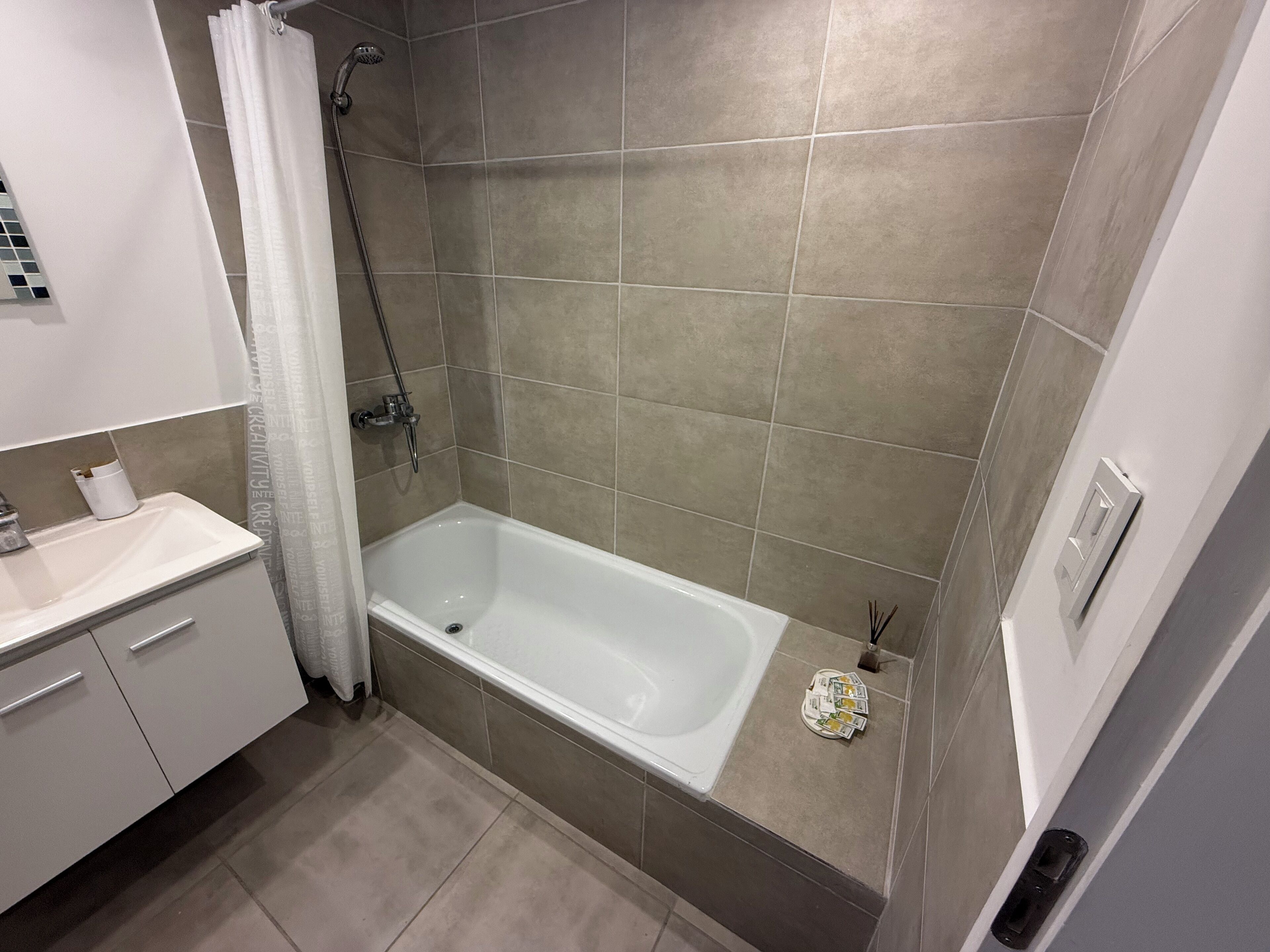 Asciugacapelli, bidet, asciugamani, sapone