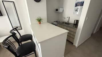 Refrigerador, microondas, horno, utensilios de cocina