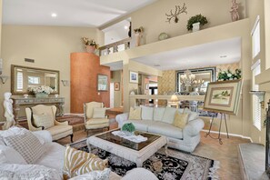 TV connectée, cheminée, lecteur de DVD, baby-foot