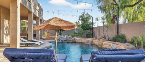 Una piscina al aire libre, una piscina climatizada