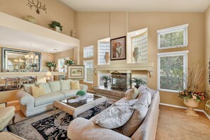 TV connectée, cheminée, lecteur de DVD, baby-foot