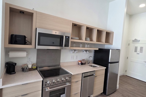 Suite, 1 Bedroom | Private kitchen | Microwave, coffee/tea maker, toaster, freezer