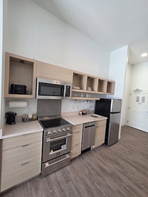 Suite, 1 Schlafzimmer | Eigene Küche | Mikrowelle, Wasserkocher mit Kaffee-/Teezubehör, Toaster, Gefrierschrank