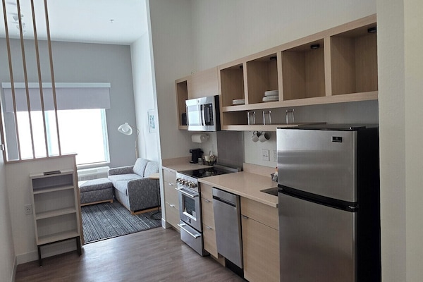Suite, 1 Bedroom | Dapur peribadi | Ketuhar gelombang mikro, pembancuh kopi/teh, pembakar roti