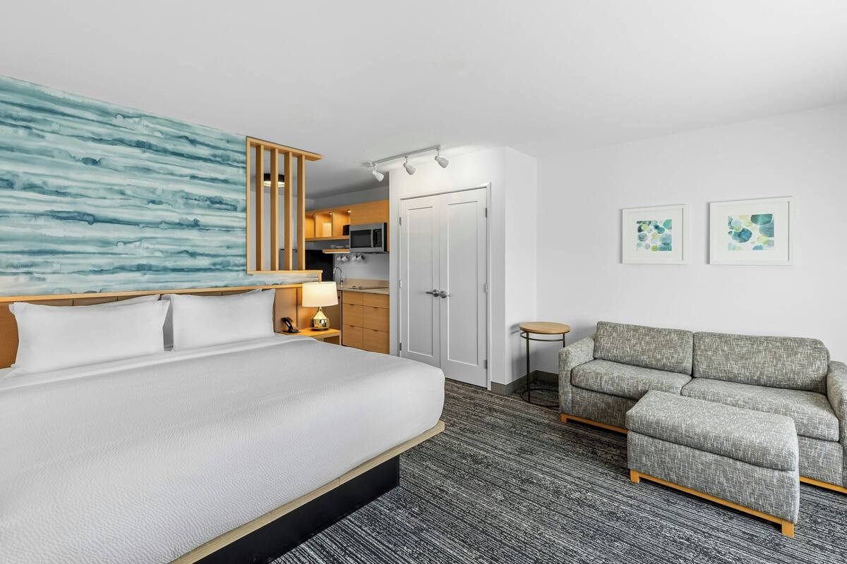Studio, 1 Tempat Tidur King dengan tempat tidur Sofa | Tirai kedap cahaya, setrika/meja setrika, dan tempat tidur bayi gratis