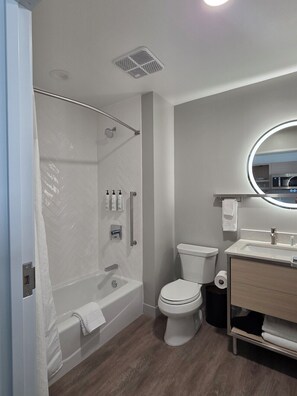 Zimmer, 2 Queen-Betten | Badezimmer | Kostenlose Toilettenartikel, Haartrockner, Handtücher, Seife