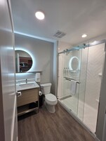 Artículos de tocador gratuitos, secador de pelo, toallas, jabón