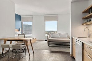 Hypo-allergenic bedding, in-room safe, desk, laptop workspace - Element by Marriott New Orleans Downtown (New Orleans)