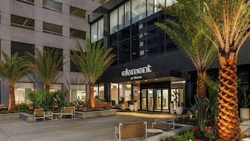 Un edificio moderno con escaparate que muestra la leyenda 'Element by Westin'.