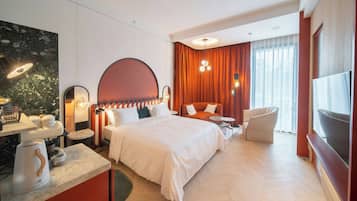 Horizon Room, 1 King Bed, Balcony | Soundproofing, iron/ironing board, free cots/infant beds, free WiFi