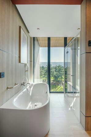 Suite ejecutiva, 1 cama de matrimonio grande, balcón | Baño | Bañera y ducha independientes, secador de pelo y zapatillas