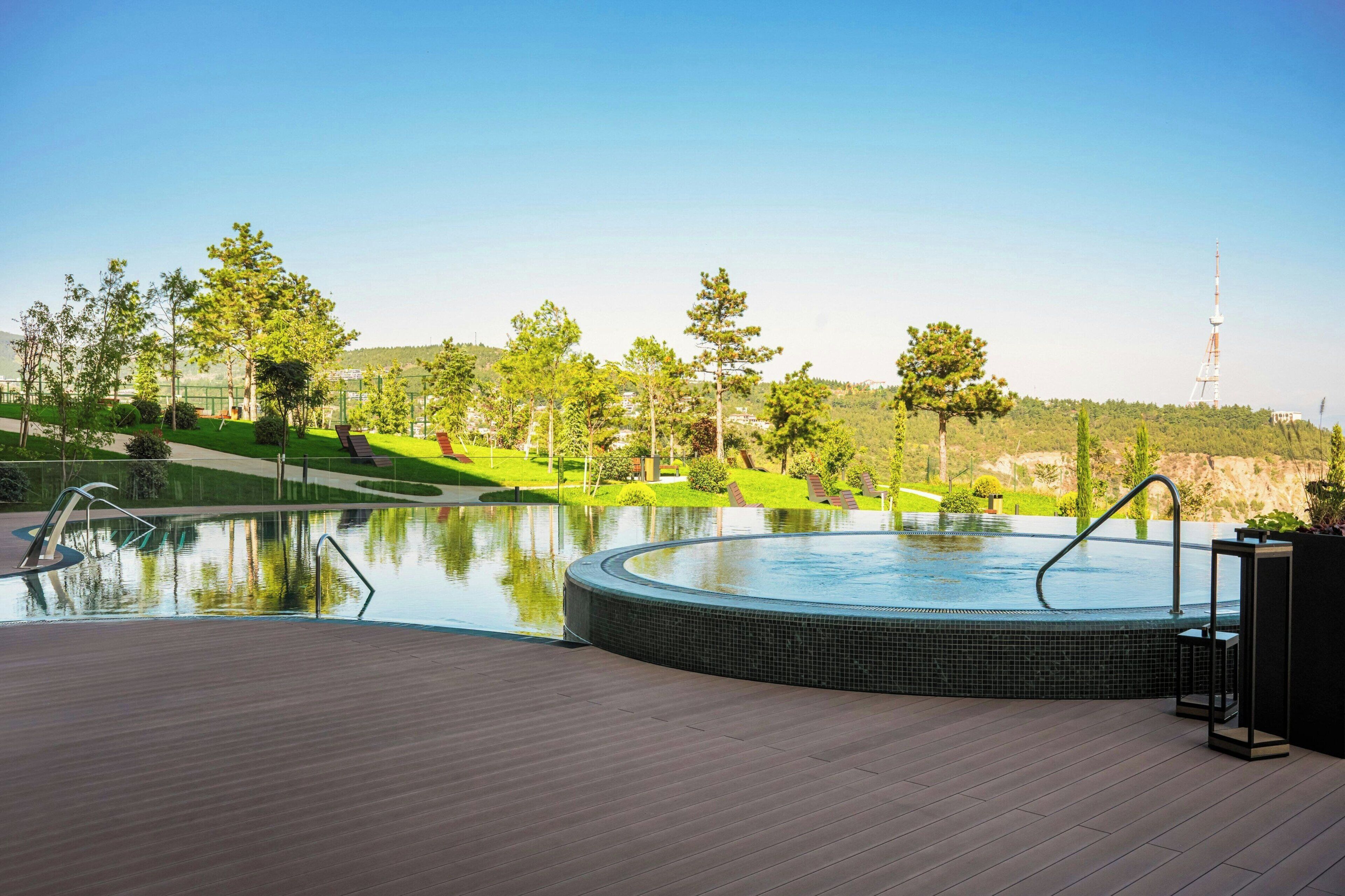 Una piscina cubierta, una piscina al aire libre