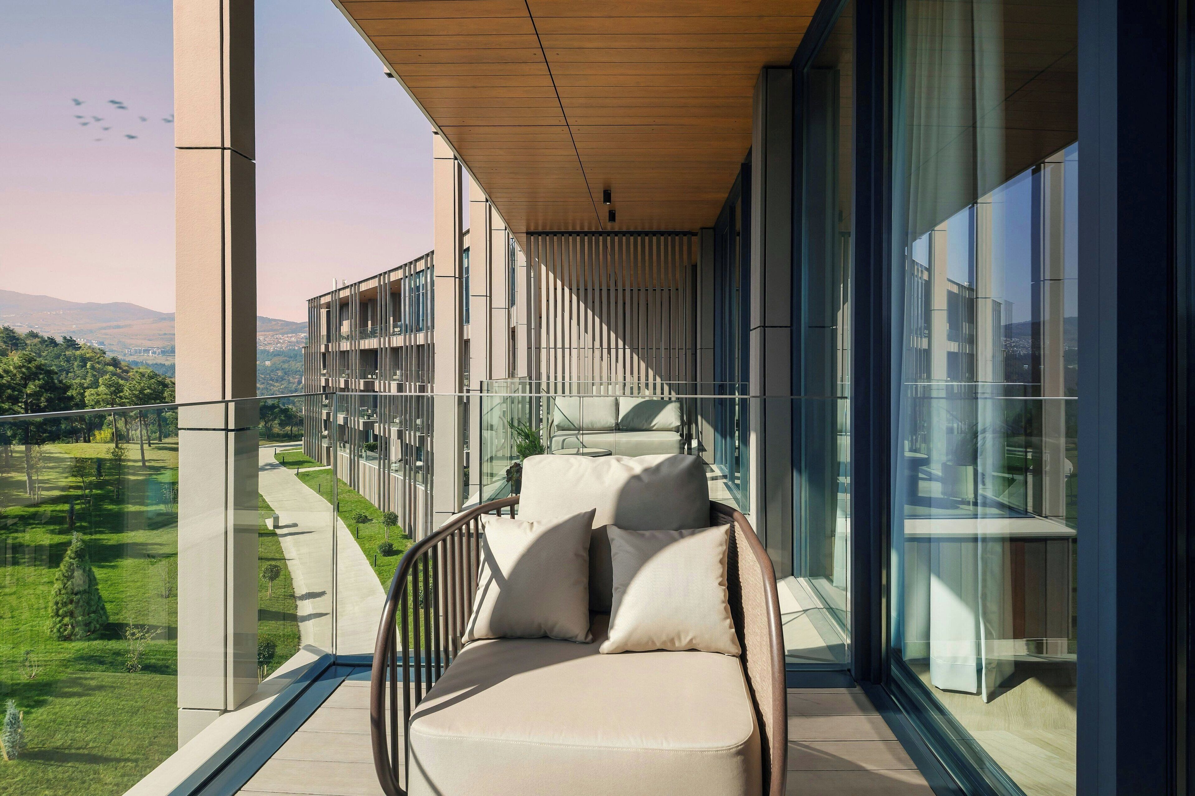 Phòng Suite Premium, 1 giường cỡ king, ban công | Phòng cách âm, bàn ủi/dụng cụ ủi quần áo 