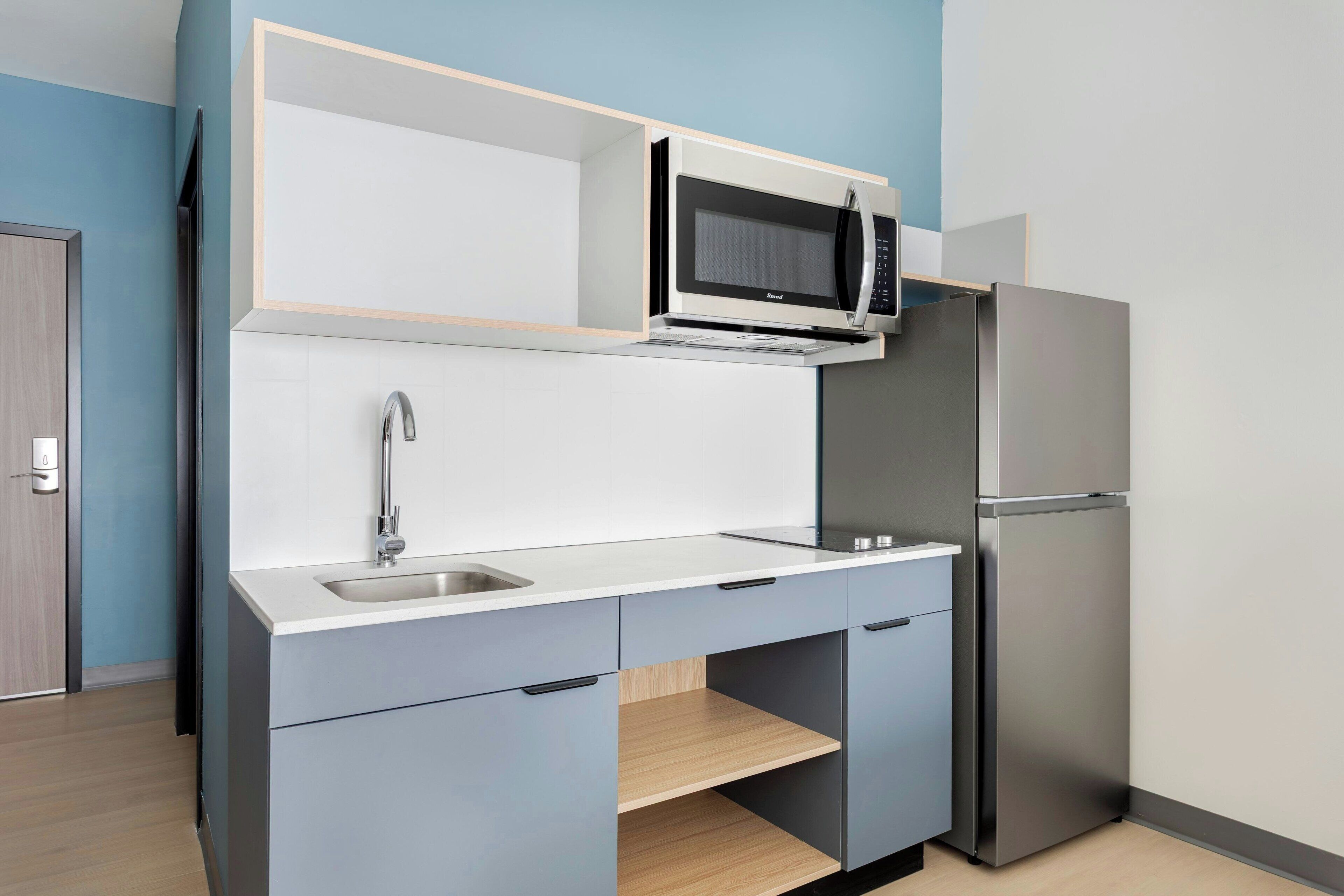 Full-sized fridge, microwave, stovetop