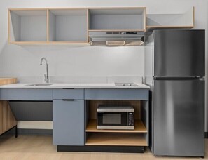 Kjøleskap, mikrobølgeovn og kokeplater