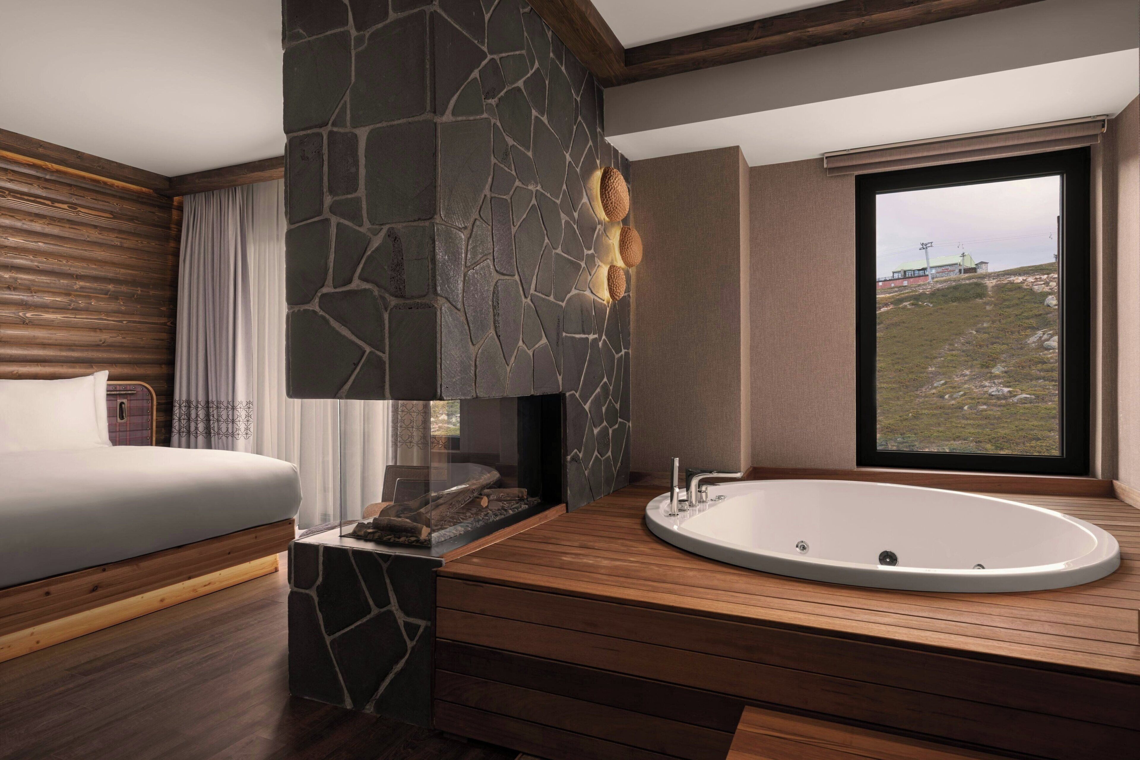 Suite, 1 King Bed, Non Smoking, Mountain View (Balcony)