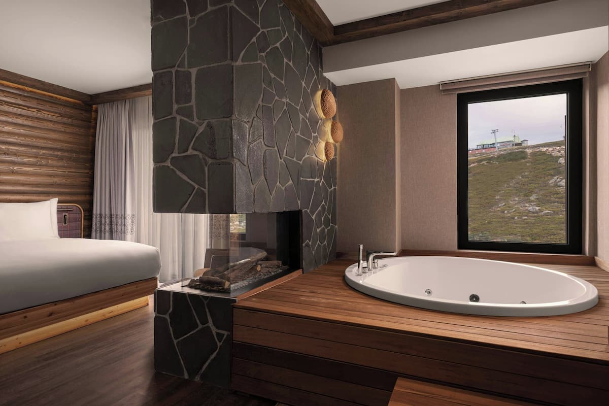 Suite, 1 King Bed, Non Smoking, Mountain View (Balcony)