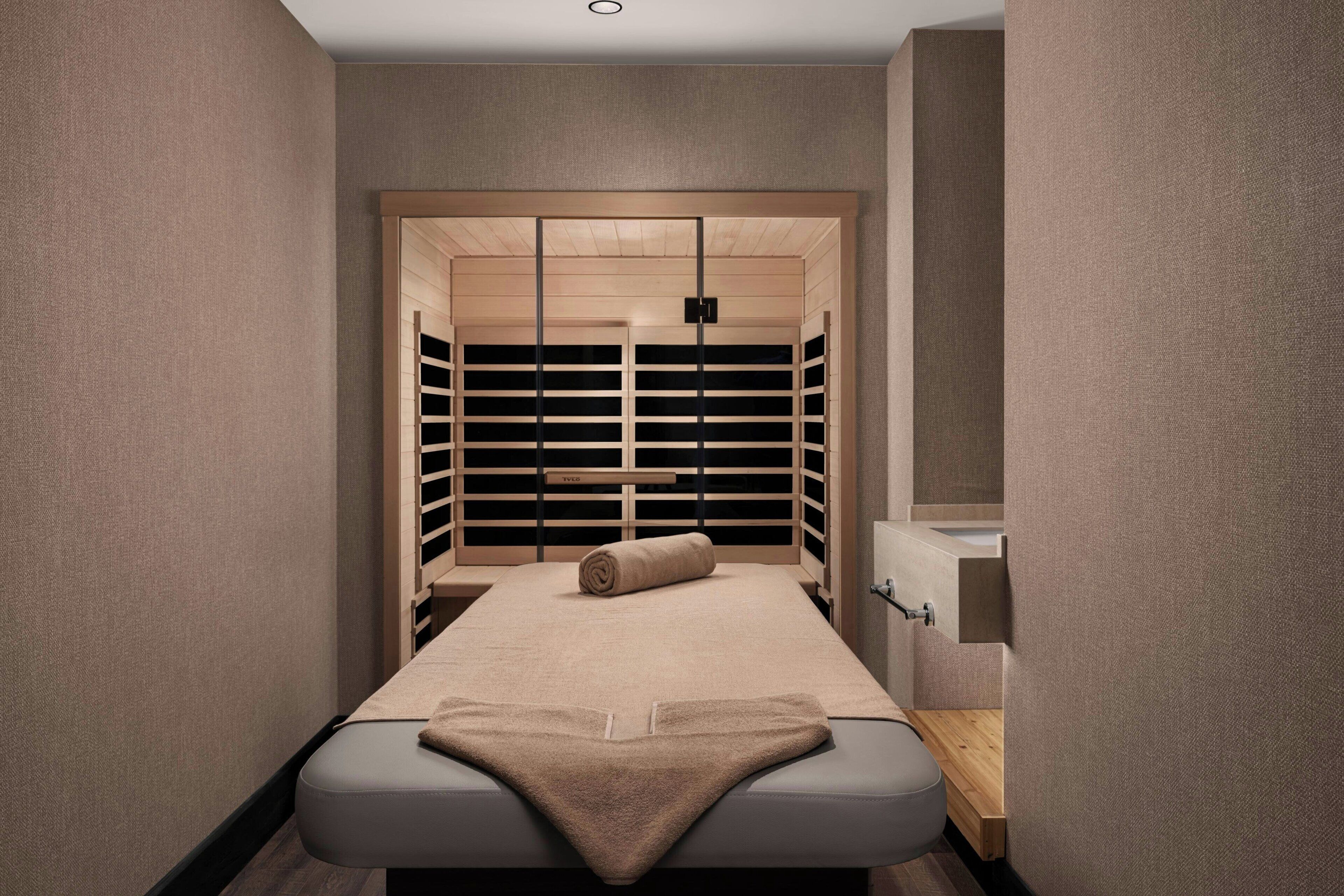 Minibar, caja de seguridad en la habitación y escritorio 