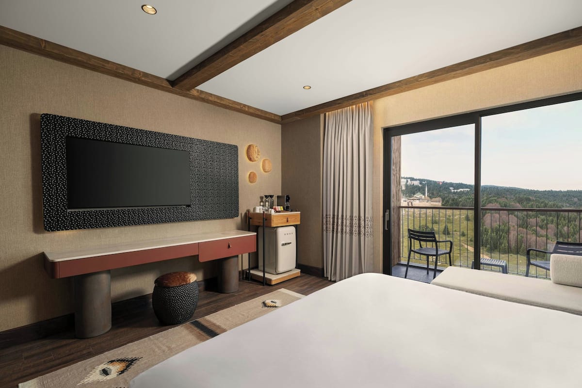 Minibar, caja de seguridad en la habitación y escritorio