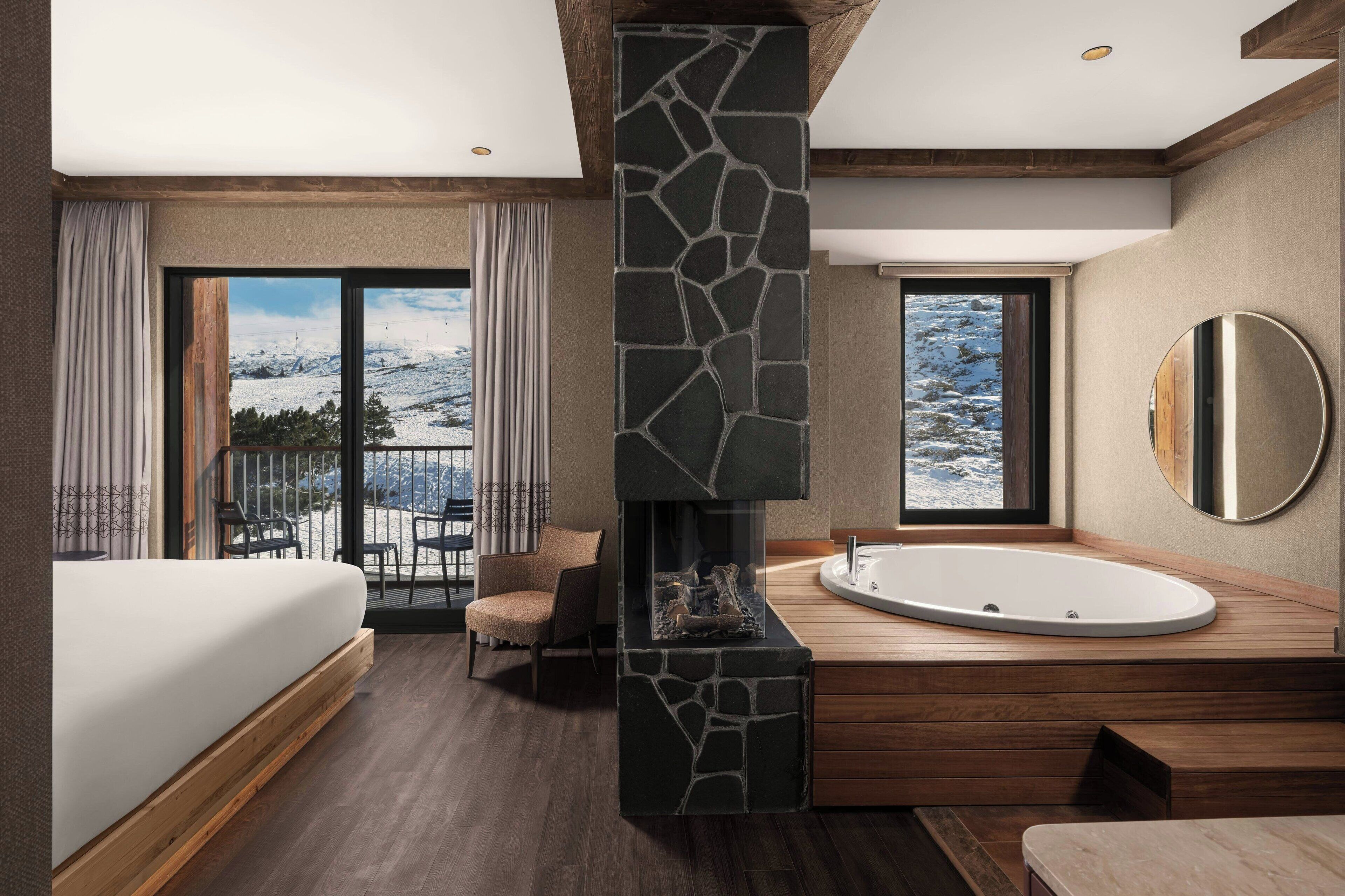 Suite, 1 Tempat Tidur King, Bebas Asap Rokok, pemandangan gunung (Balcony) | Seprai premium, minibar, brankas, dan meja kerja