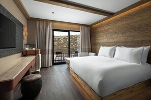 Superior Room, 1 Katil Raja (King), Non Smoking, Mountain View (Balcony) | Peralatan tempat tidur premium, bar mini, peti besi dalam bilik, meja 