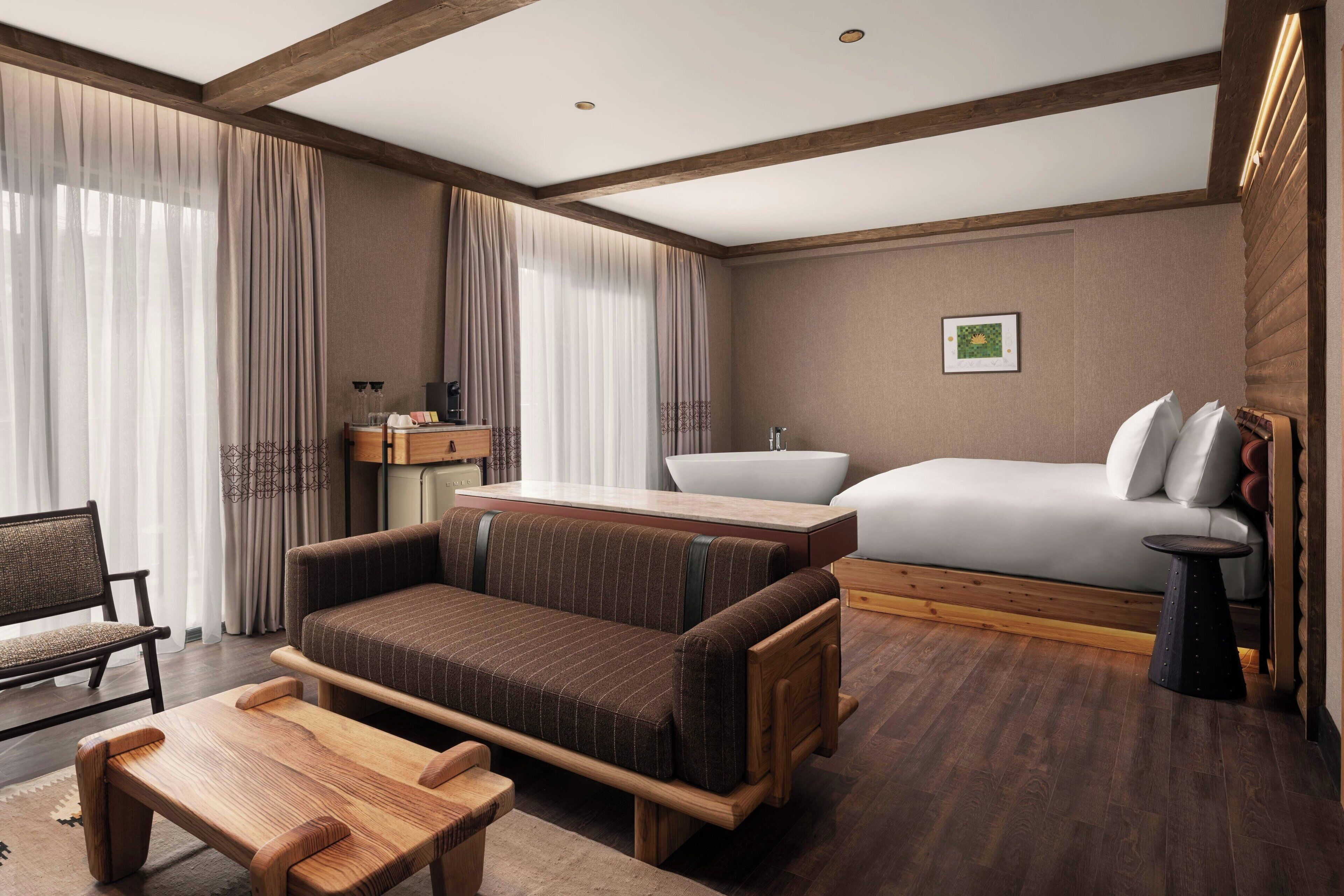 Suite, 1 kingsize-seng, ikke-røyk, fjellutsikt (Corner, Balcony) | Minibar, safe på rommet, skrivebord og skrivebord for bærbar PC