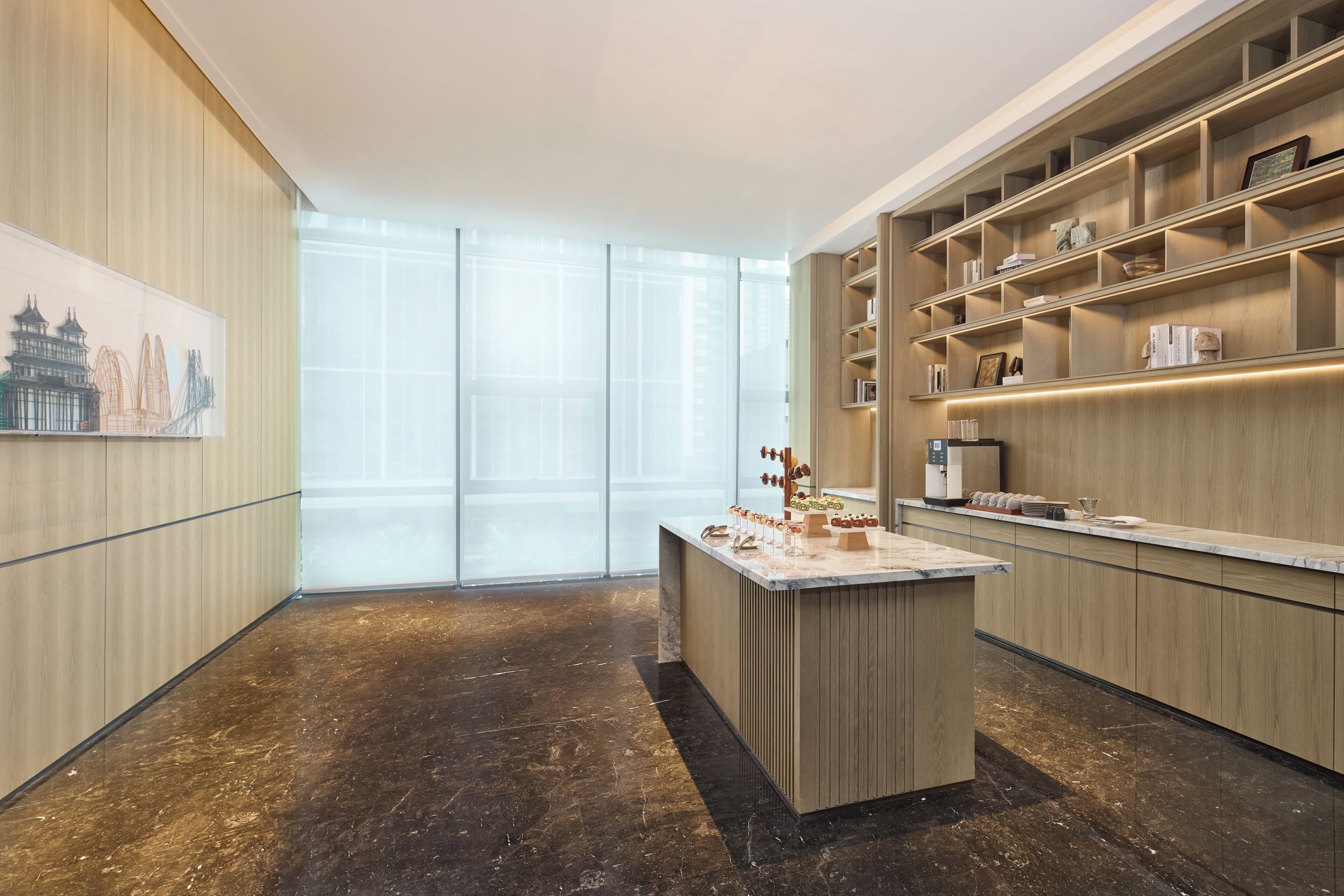 Une cuisine moderne dotée d’un plan de travail en marbre, de meubles en bois et d’une grande fenêtre laissant entrer la lumière naturelle.