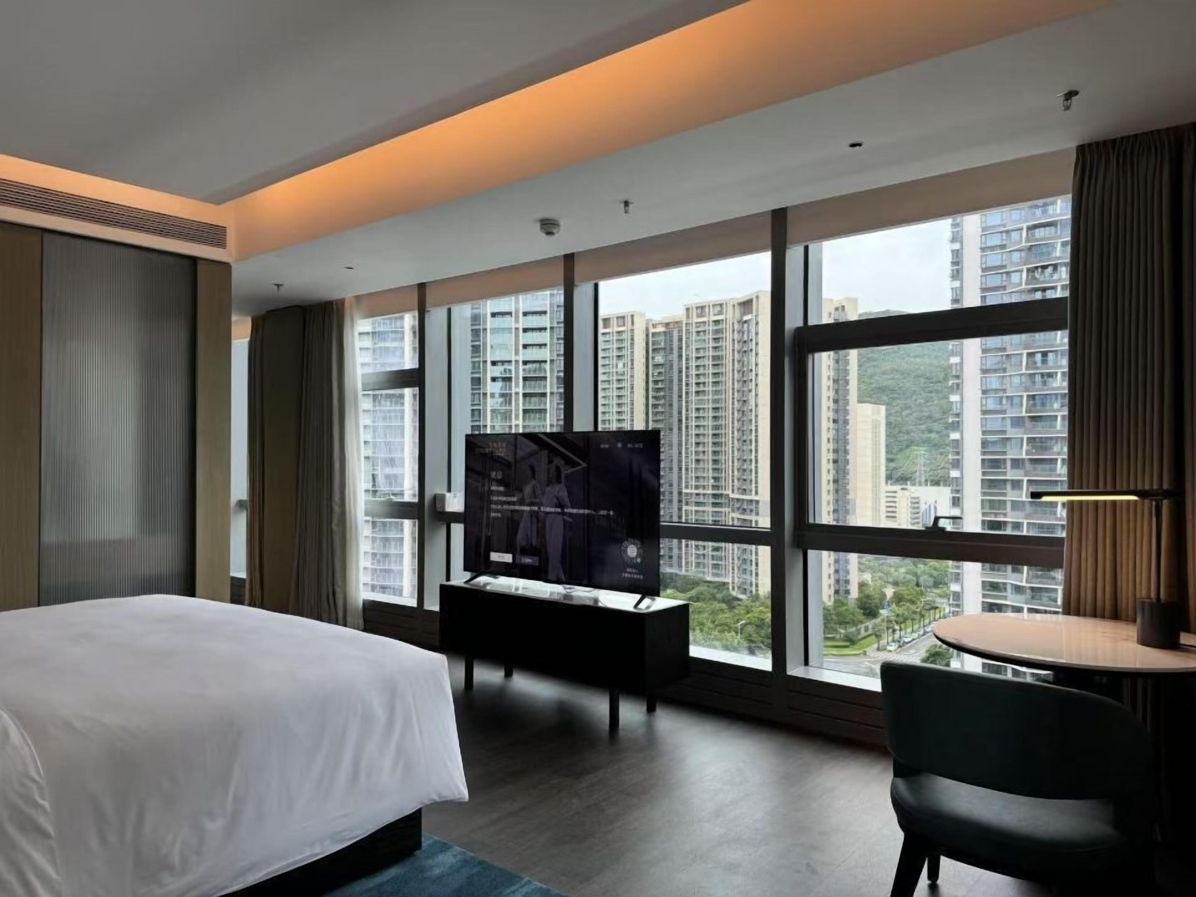 Chambre « Premier », 1 très grand lit, vue ville, en angle | Coffres-forts dans les chambres, bureau, rideaux occultants