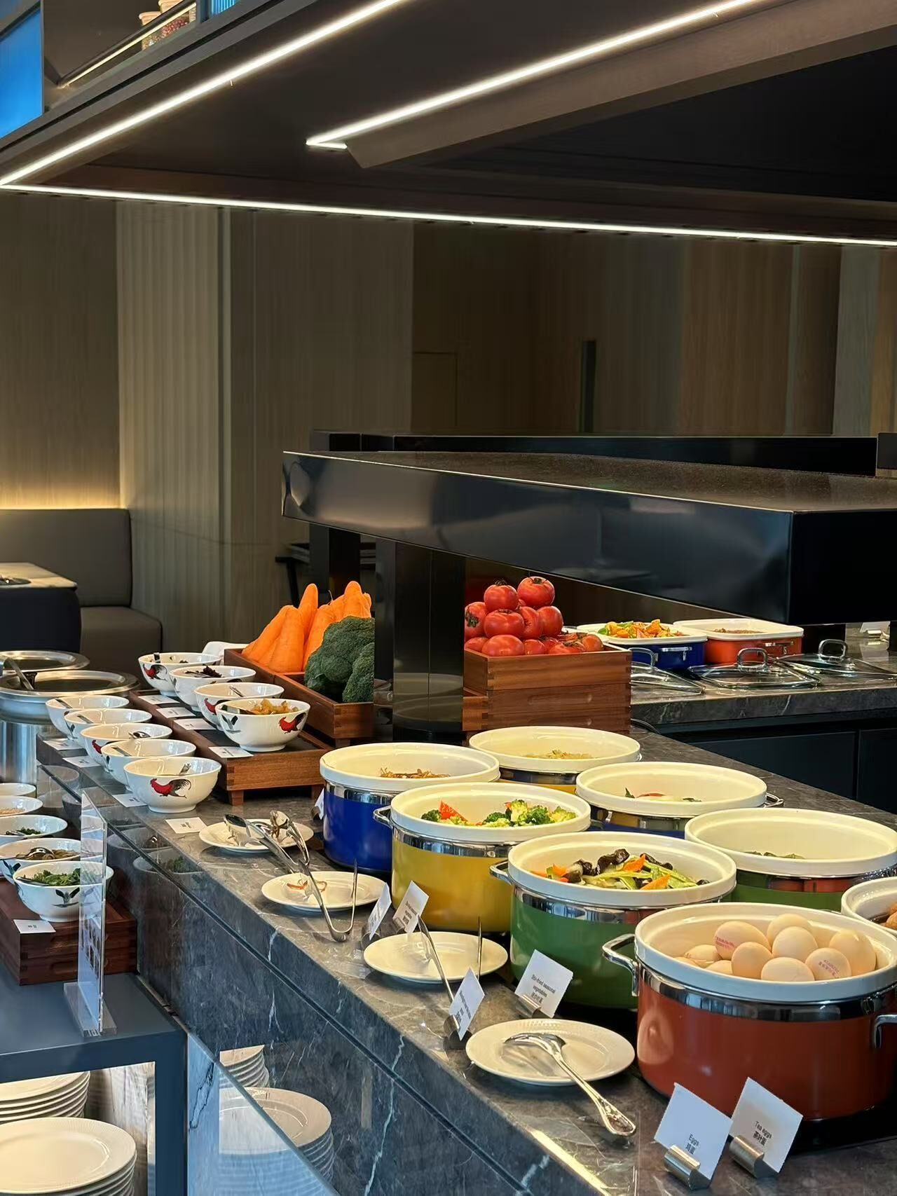 Een buffet met diverse gerechten en etenswaren.
