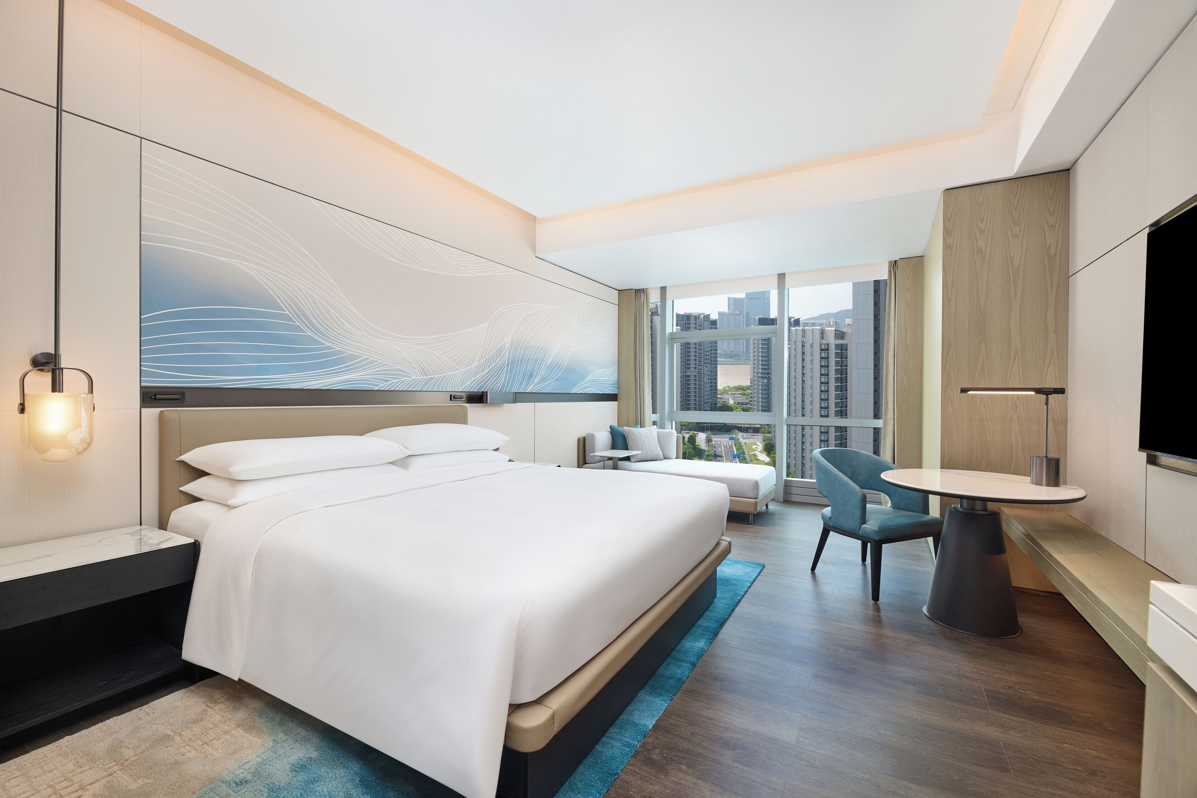 Room, 1 Katil Raja (King), City View | Peti besi dalam bilik, meja, langsir/tirai gelap terus 