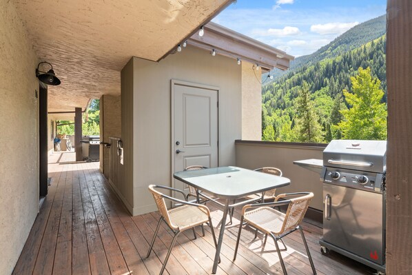 Outdoor dining - Sunny East Vail Magic, Minutes from Village Center (Vail)