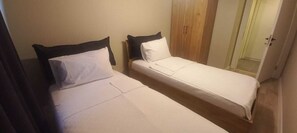 3 bedrooms, iron/ironing board, bed sheets