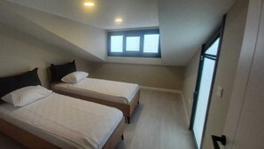 3 soverom, strykejern/-brett og sengetøy